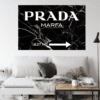 Tableau PRADA MARFA Milano avec inspiration de logo distinctif sur fond de marbre noir ou blanc.