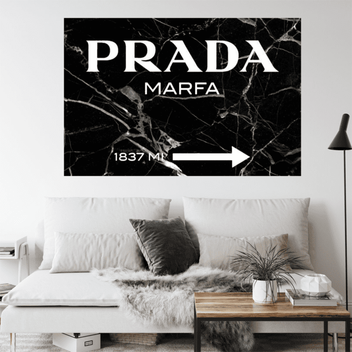 Tableau PRADA MARFA Milano avec inspiration de logo distinctif sur fond de marbre noir ou blanc.