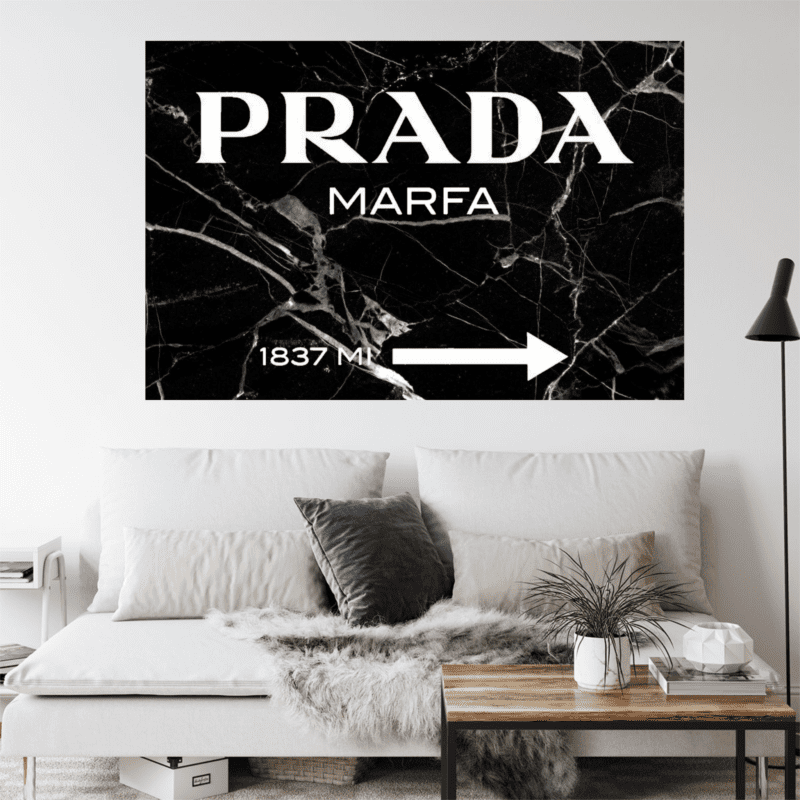 Tableau PRADA MARFA Milano avec inspiration de logo distinctif sur fond de marbre noir ou blanc.